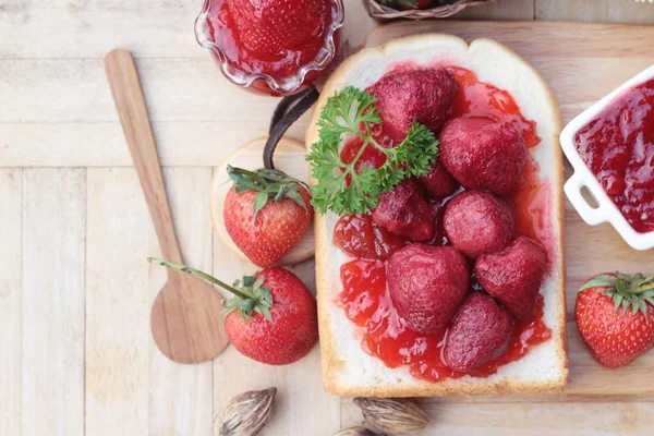 맛 있는 빵의 조각으로 딸기 잼 — 스톡 사진