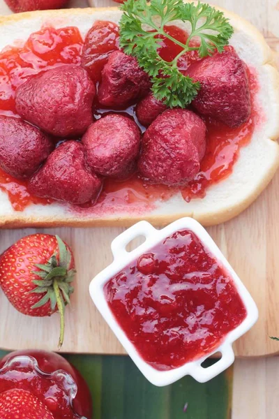 Engarrafamento de morango com fatia de pão delicioso — Fotografia de Stock