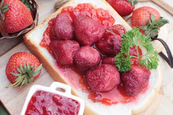 Confiture de fraises avec tranche de pain délicieux — Photo