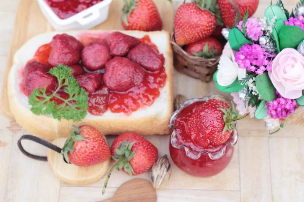 맛 있는 빵의 조각으로 딸기 잼 — 스톡 사진