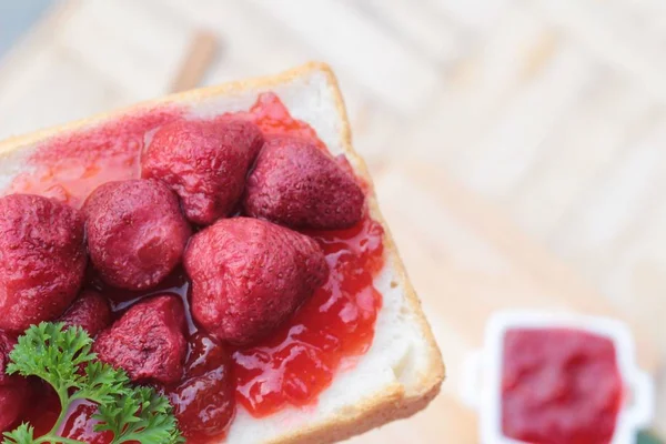 Mermelada de fresa con rebanada de pan deliciosa — Foto de Stock