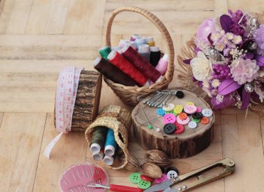 Ahşap arka plan üzerinde Dikiş dikiş aksesuarları