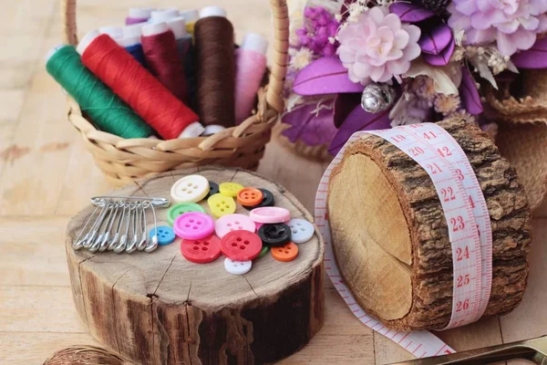 Швейные аксессуары для пошива на деревянном фоне — стоковое фото