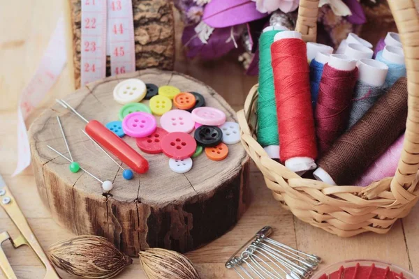 Naai accessoires voor naai op houten achtergrond — Stockfoto