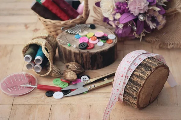 Acessórios de costura para costura em fundo de madeira — Fotografia de Stock