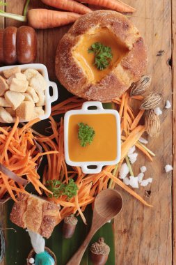 Havuç kremi çorba, ekmek lezzetlidir