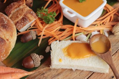 Havuç kremi çorba, ekmek lezzetlidir