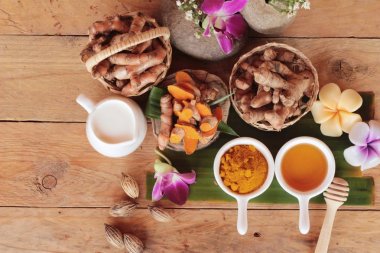 Zerdeçal tozu ile bal ve süt fırçalayın için