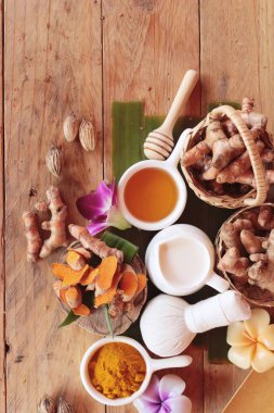 Zerdeçal tozu ile bal ve süt fırçalayın için