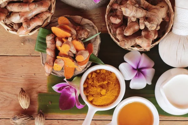 Cúrcuma en polvo con miel y leche para fregar — Foto de Stock