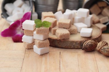 Şeker kamışı küpleri ve küp beyaz şeker