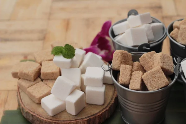 Cane sugar cubes and white sugar cubes