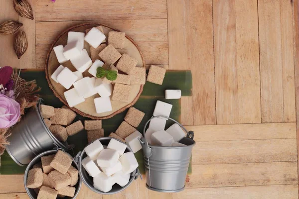 Cubos de açúcar de cana e cubos de açúcar branco — Fotografia de Stock
