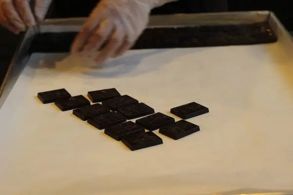 Делать шоколад на сладком очень вкусно — стоковое фото
