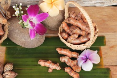 Zerdeçal kök ahşap arka plan üzerinde zerdeçal tozu ile