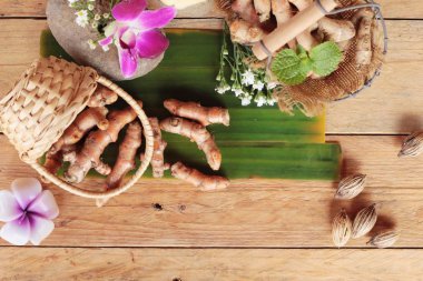 Zerdeçal kök ahşap arka plan üzerinde zerdeçal tozu ile