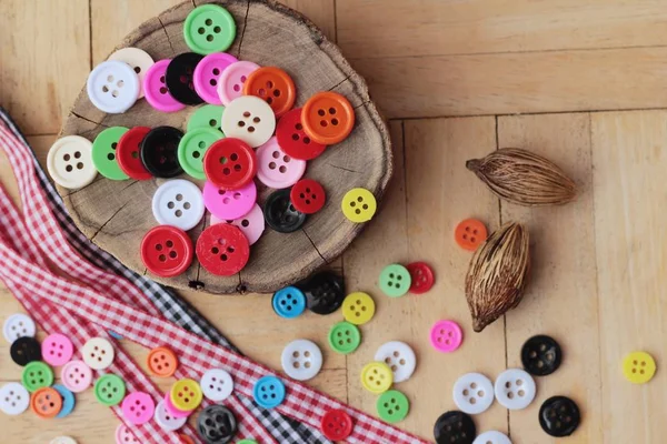 Πολύχρωμα πλαστικά κουμπιά για ράψιμο στο ξύλο παρασκήνιο — Φωτογραφία Αρχείου