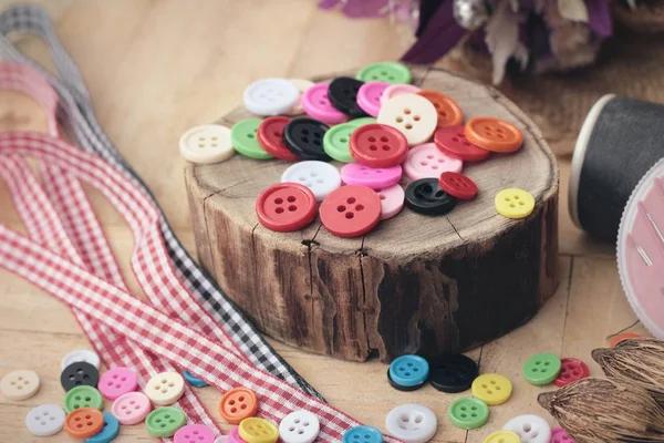Πολύχρωμα πλαστικά κουμπιά για ράψιμο στο ξύλο παρασκήνιο — Φωτογραφία Αρχείου