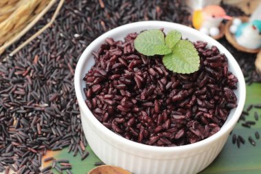 siyah pirinç ve ham organik riceberry pirinç pişirmek