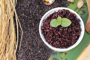 siyah pirinç ve ham organik riceberry pirinç pişirmek