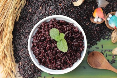 siyah pirinç ve ham organik riceberry pirinç pişirmek