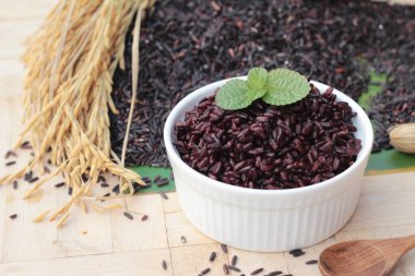 siyah pirinç ve ham organik riceberry pirinç pişirmek