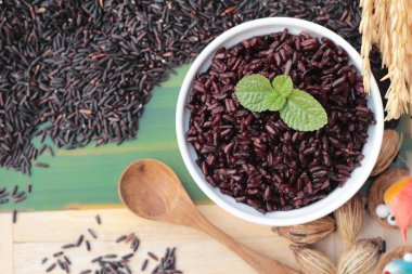 siyah pirinç ve ham organik riceberry pirinç pişirmek