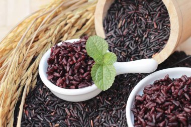 siyah pirinç ve ham organik riceberry pirinç pişirmek