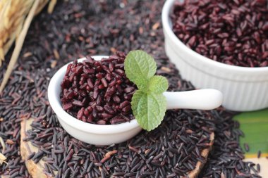 siyah pirinç ve ham organik riceberry pirinç pişirmek