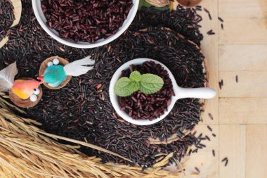 siyah pirinç ve ham organik riceberry pirinç pişirmek