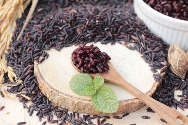 siyah pirinç ve ham organik riceberry pirinç pişirmek