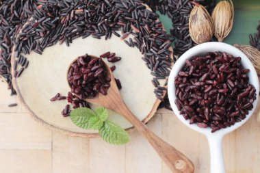 siyah pirinç ve ham organik riceberry pirinç pişirmek