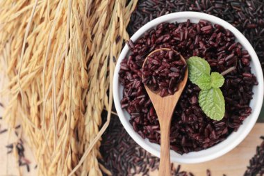 siyah pirinç ve ham organik riceberry pirinç pişirmek