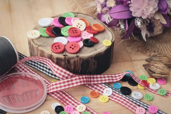 Botones de plástico coloridos para coser sobre fondo de madera —  Fotos de Stock
