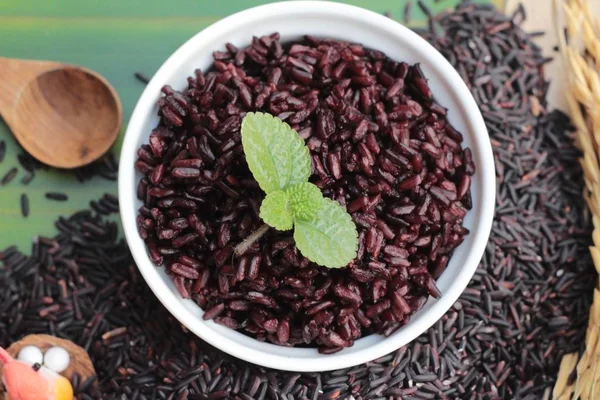 黑色饭和原料的有机 riceberry 水稻 — 图库照片
