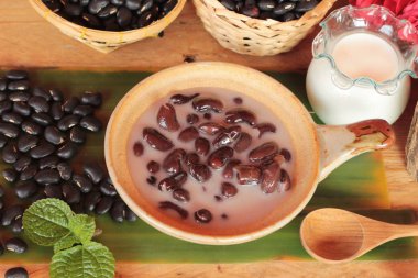 Hindistan cevizi sütü ile yapışkan pirinç siyah fasulye