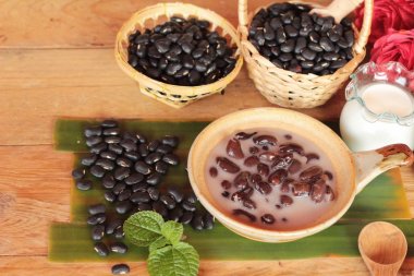 Hindistan cevizi sütü ile yapışkan pirinç siyah fasulye