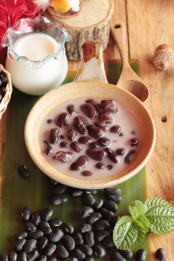 Hindistan cevizi sütü ile yapışkan pirinç siyah fasulye