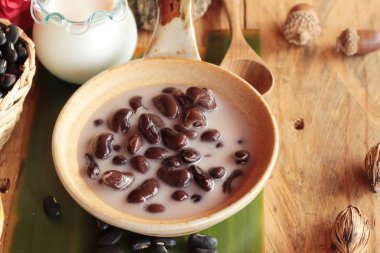 Hindistan cevizi sütü ile yapışkan pirinç siyah fasulye