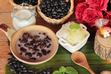 Hindistan cevizi sütü ile yapışkan pirinç siyah fasulye