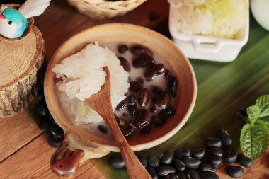 Hindistan cevizi sütü ile yapışkan pirinç siyah fasulye