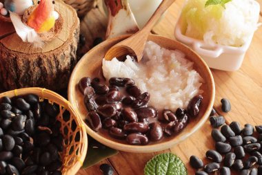 Hindistan cevizi sütü ile yapışkan pirinç siyah fasulye