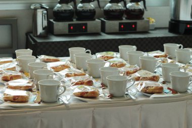 Kahve molası satırda ekmek ile ayarla kahve hazırlamak