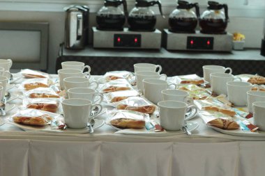 Kahve molası satırda ekmek ile ayarla kahve hazırlamak