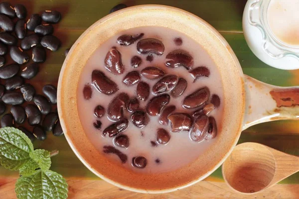 Feijão preto em leite de coco com arroz glutinoso — Fotografia de Stock