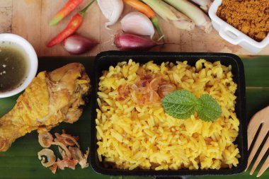 Tavuk biryani pirinç lezzetli ve sos