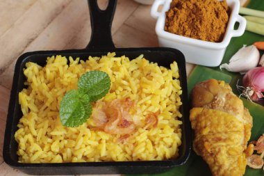 Tavuk biryani pirinç lezzetli ve sos