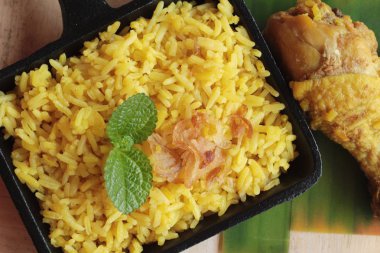 Tavuk biryani pirinç lezzetli ve sos