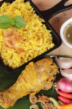 Tavuk biryani pirinç lezzetli ve sos