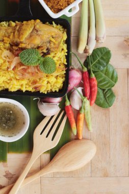 Tavuk biryani pirinç lezzetli ve sos